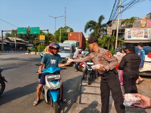 Polsek Tambora Berbagi, 500 Paket Makanan Gratis Dibagikan untuk Pengendara
