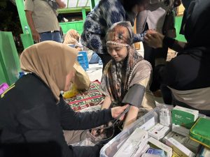 Wujud Kepedulian, Dokkes Polres Jakbar Layani Pengungsi Kebakaran Aspol Kalideres