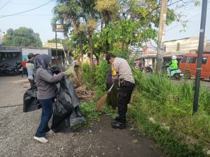 Bhabinkamtibmas Jakasampurna Bersama Warga Gelar Sabtu Bersih di Jalan Patriot