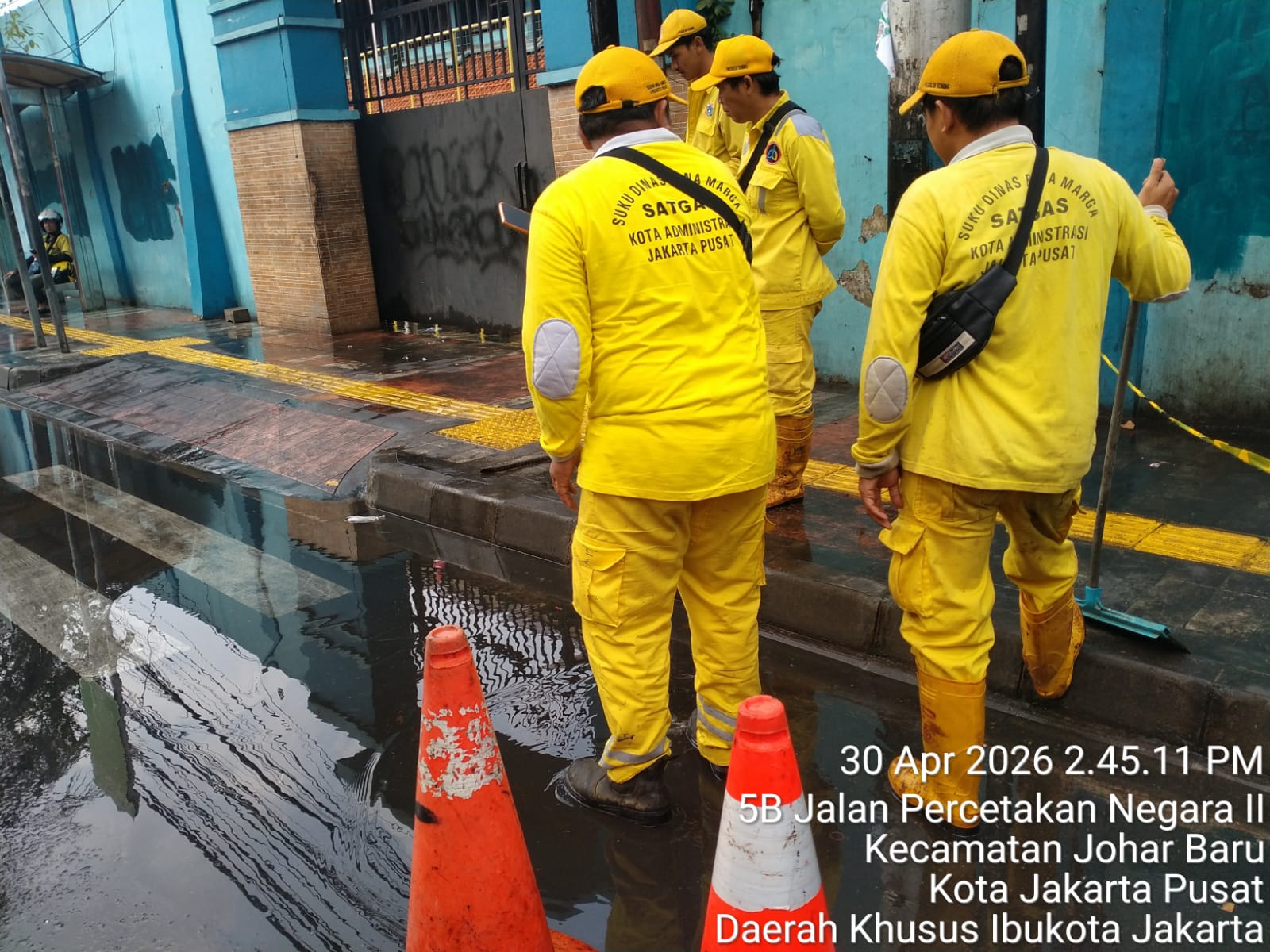 Cek Lubang Drainase, Tim Bina Marga Johar Baru Tangani Genangan dengan Cepat
