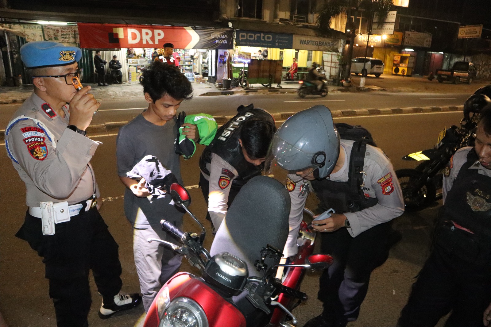 Hadir di Tengah Masyarakat Saat Dini Hari, Polisi Sisir Titik Rawan Kejahatan di Jakbar