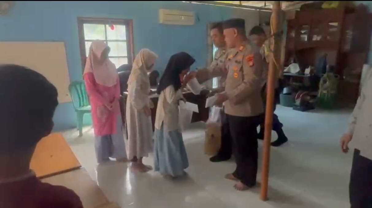Kapolsek Bekasi Barat Santuni Anak Yatim di Kota Baru, Bagikan Perlengkapan Sekolah Sambut 10 Muharram 1448 H