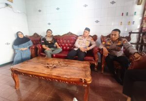 Empati dan Peduli Kapolsek Bekasi Barat Menjenguk Anggota yang Sakit Di Harapan Jaya Bekasi Utara