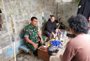 Babinsa Koramil 01/Kranji Jalin Keakraban Lewat Komsos: Dekat dengan Warga, Tumbuhkan Rasa Aman dan Kebersamaan di Lingkungan