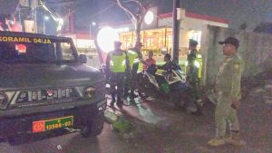 Wujudkan Lingkungan Aman dan Kondusif, Babinsa Koramil 04/Jatiasih Bersama Tiga Pilar dan Komduk Gelar Patroli Malam serta Monitoring Siskamling