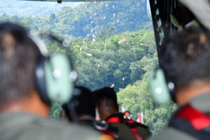 TNI Sukses Terjunkan 90 Helibox Sembako ke Desa Terisolasi Tapanuli Utara