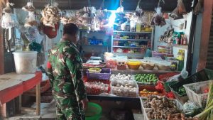 Babinsa Koramil 03/Teluk Pucung dan Koramil 05/Bantar Gebang Laksanakan Monitoring Harga Sembako di Wilayah Kota Bekasi