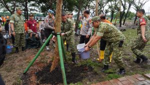 Hujan Tak Surutkan Semangat, Tiga Pilar Bersama Warga Jakarta Utara Gelar Karya Bhakti Bersih Lingkungan