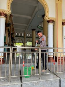 Mahasiswa STIK Angkatan 83 Laksanakan Kegiatan Bersih-Bersih Tempat Ibadah di Masjid Jami’ Al Hidayah Menasah Reudeup