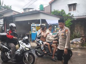 Berbagi Berkah Ramadhan, Polsek Bekasi Barat Bagikan Takjil kepada Warga
