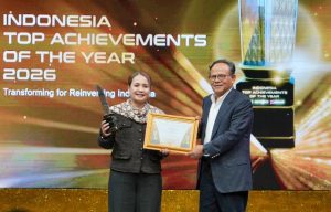 Kepala Divisi Layanan & Contact Center PT Pegadaian, Rinny A. Hadjoh menerima langsung penghargaan di Ajang Indonesia Top Achievements of The Year 2026
