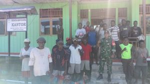 Babinsa Koramil Mapurujaya Laksanakan Komsos Bersama Warga Kampung Fanamo