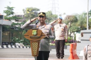 Apel Jam Pimpinan, Kapolres Jakbar Kombes Pol Twedi Aditya Bennyahdi Tekankan Pelayanan Humanis