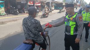 Tebar Kepedulian di Hari Jumat, Polantas Tambora Bagikan Nasi untuk Warga dan Pengendara
