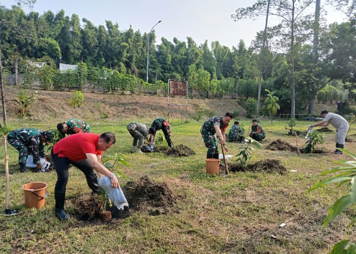 Peringati Hari Bumi, Koramil 02/Penjaringan Bersama 3 Pilar Tanam 1.000 Pohon Buah