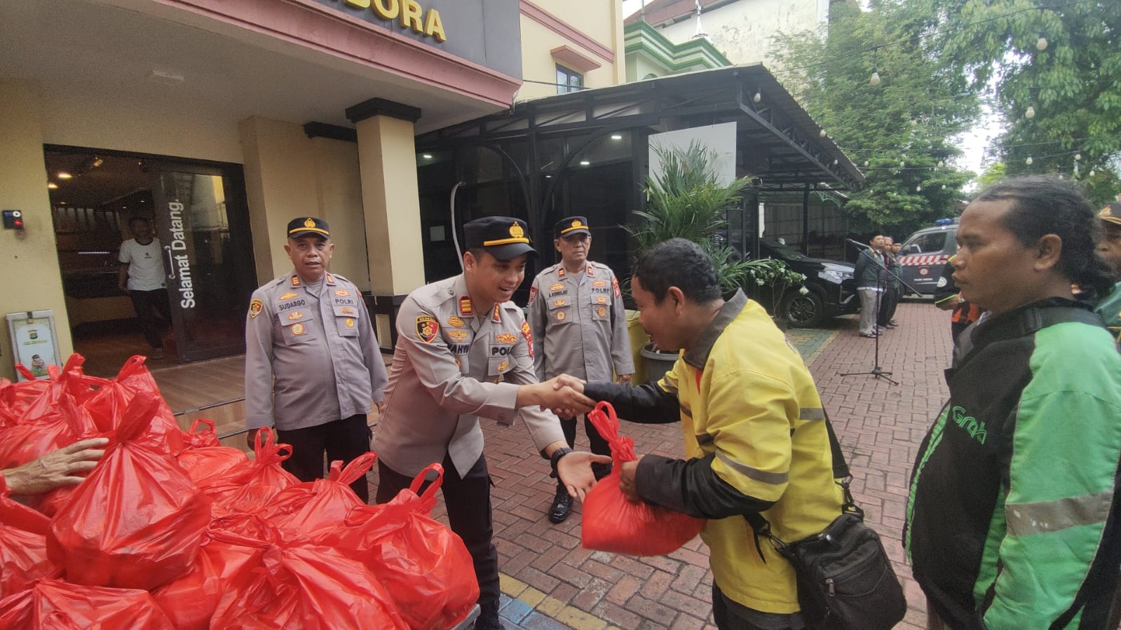 Polsek Tambora Perkuat Sinergitas Lewat Pembagian Sembako Sabuk Kamtibmas