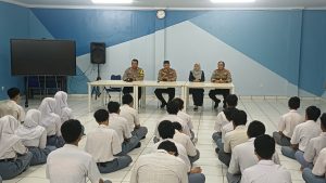Dalam Upaya Antisipasi Tawuran Kapolsek Bekasi Barat Berikan Sosialisasi dan Pembinaan Kepada Siswa SMK