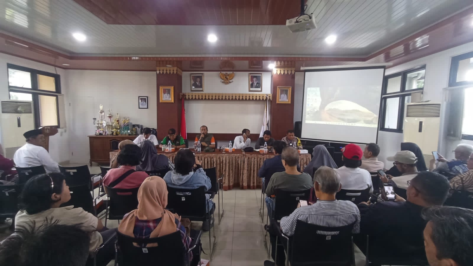 Ciptakan Lingkungan Bersih, Bhabinkamtibmas Jelambar Sosialisasi Pengolahan Sampah