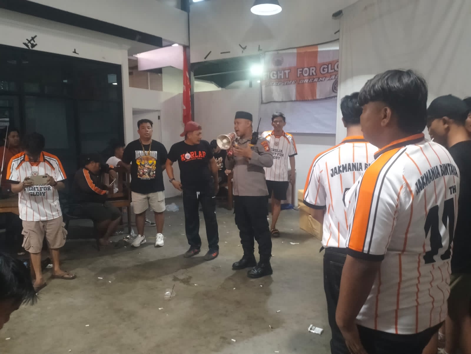 Kapolsek Bekasi barat Nobar bersama Seporter Persija di Warkop Babeh Bintara