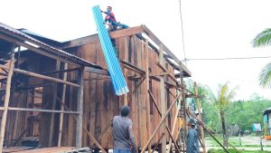 Satgas TMMD Ke-128 Kodim 1710/Mimika Genjot Pembangunan 5 Unit Rumah di Kampung Keakwa, Fokus Pemasangan Atap
