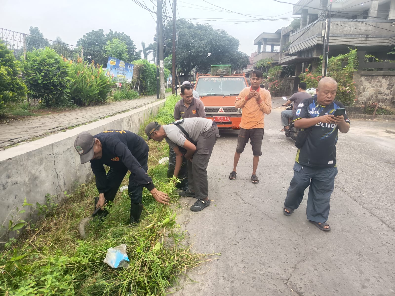 Bhabinkamtibmas Jakasampurna Bekasi Barat Ajak Warga dan Aparat Gelar Sabtu Bersih