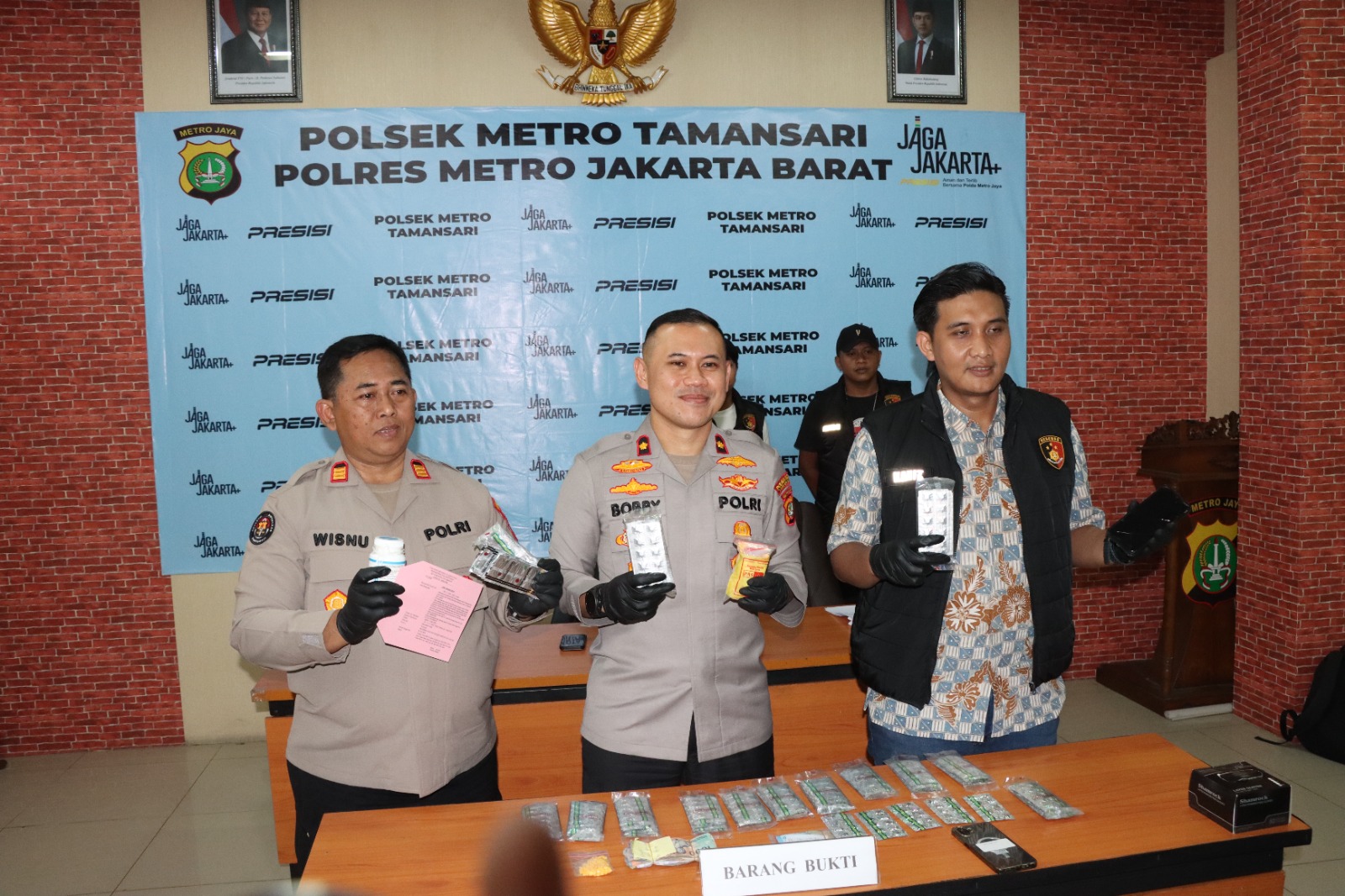 Ungkap Penjualan Obat Keras Ilegal Berkedok Toko Kosmetik, Polsek Metro Tamansari Sita Ribuan Pil