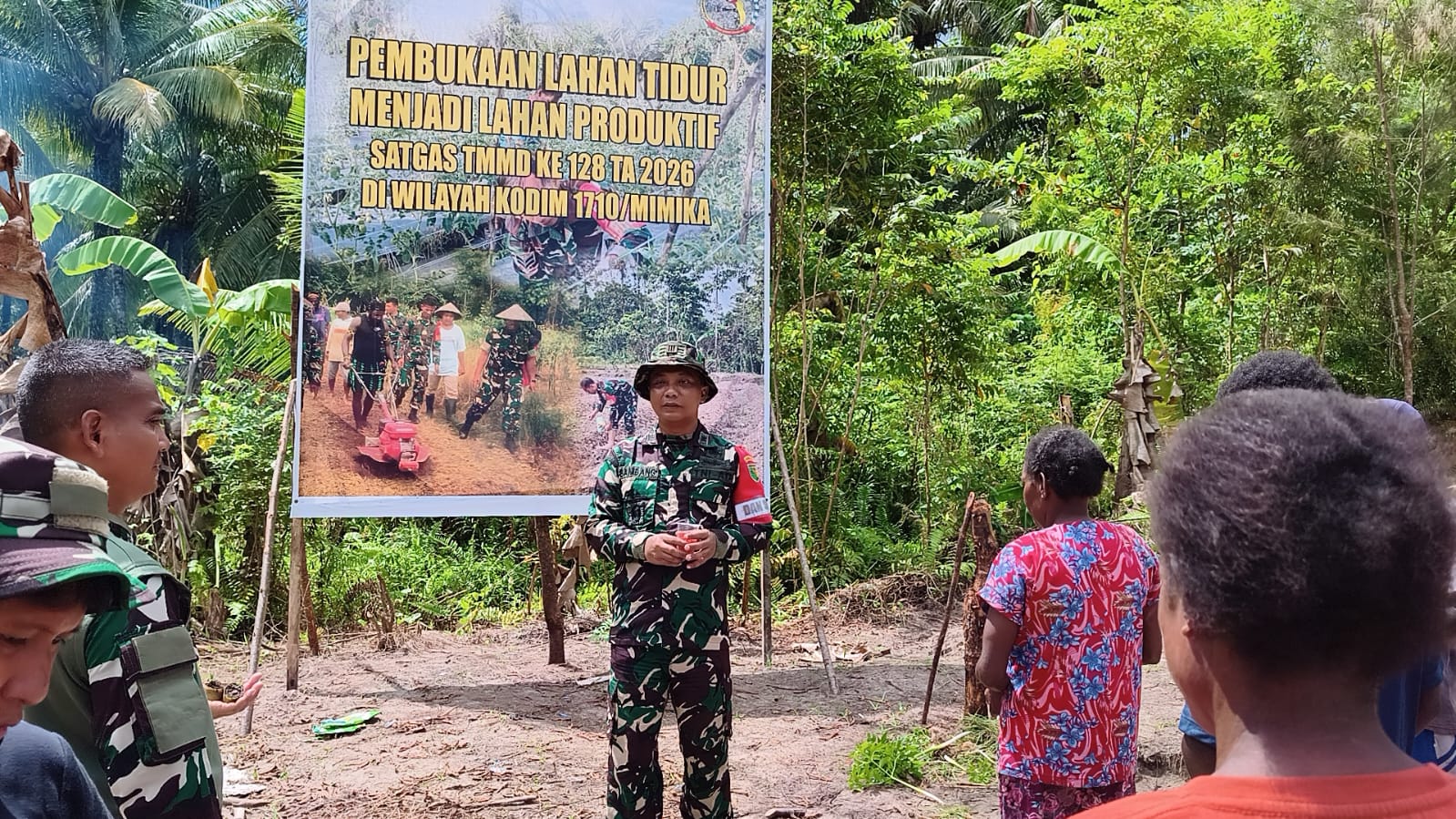 Manfaatkan Lahan Tidur, Satgas TMMD Ke-128 Kodim 1710/Mimika Tanam Jagung Bersama Warga