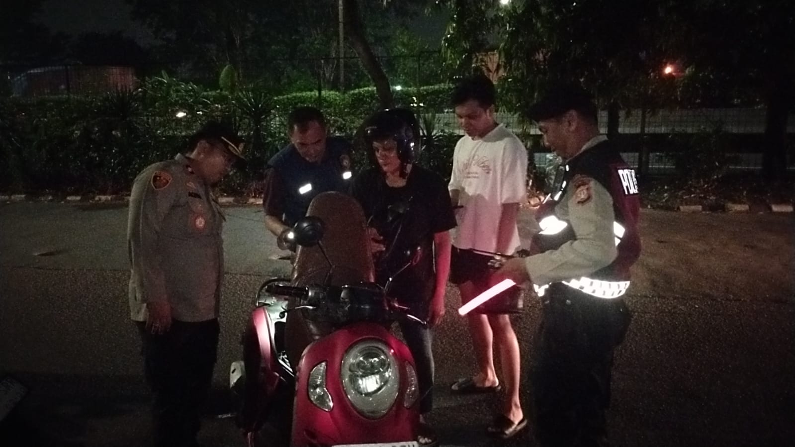 Polsek Kebon Jeruk Intensifkan Razia Malam untuk Antisipasi Begal dan Tawuran
