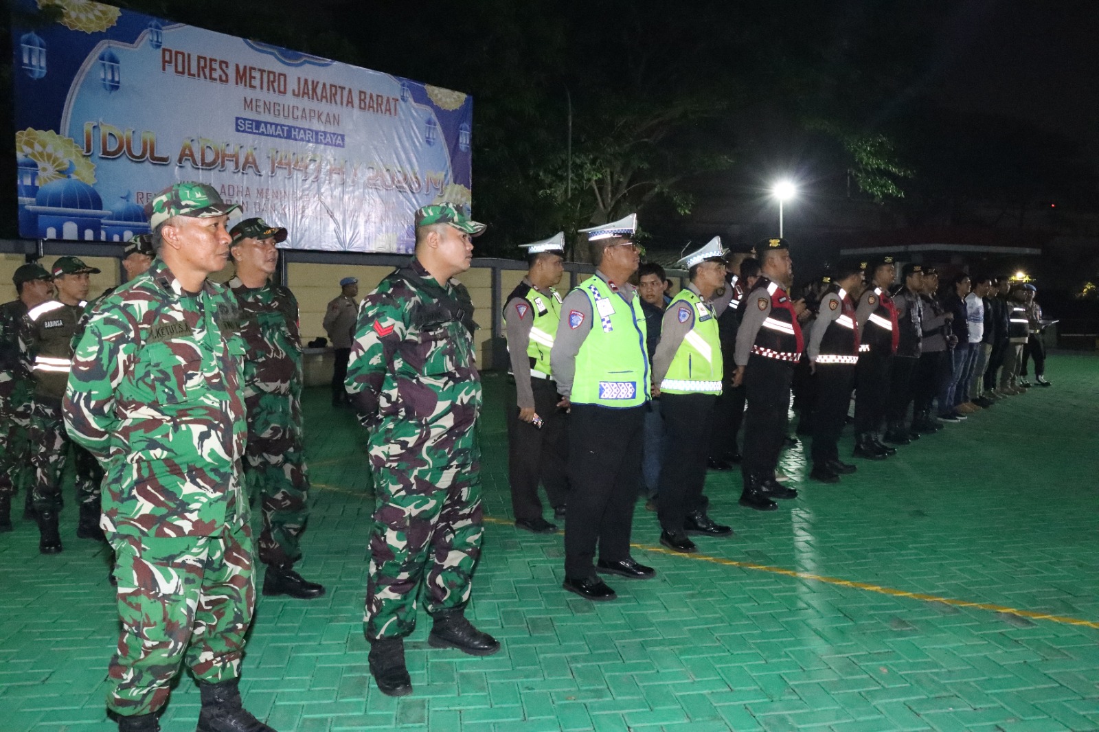 Tak Kenal Libur, Polisi-TNI dan Pemkot Jakbar Bersinergi Jaga Kamtibmas Saat Libur Iduladha