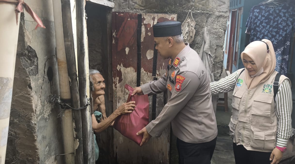 Jumat Berkah Polsek Bekasi Barat Berikan Paket Sembako Kepada Warga Lansia