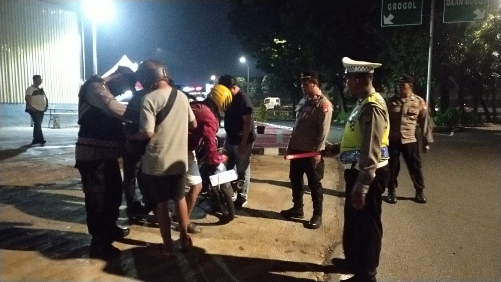 Warga Apresiasi Patroli Rutin Polsek Kebon Jeruk: “Kami Jadi Merasa Lebih Aman”