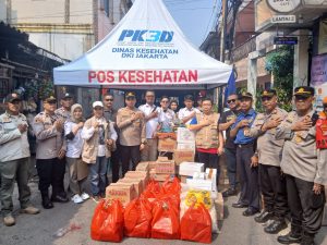 Bentuk Kepedulian, Polsek Tambora Berikan Bantuan Kepada Korban Kebakaran di Krendang