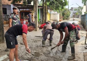 Siang Malam Dikebut, Pengecoran Jalan Simin Gaer di Kelurahan Jatirangga Terus Dipacu Demi Kepentingan Warga