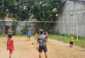 Ceria dan Penuh Keakraban, Satgas TMMD Ke-128 Kodim 0507/Bekasi Bermain Voli Bersama Anak-Anak Jatirangga