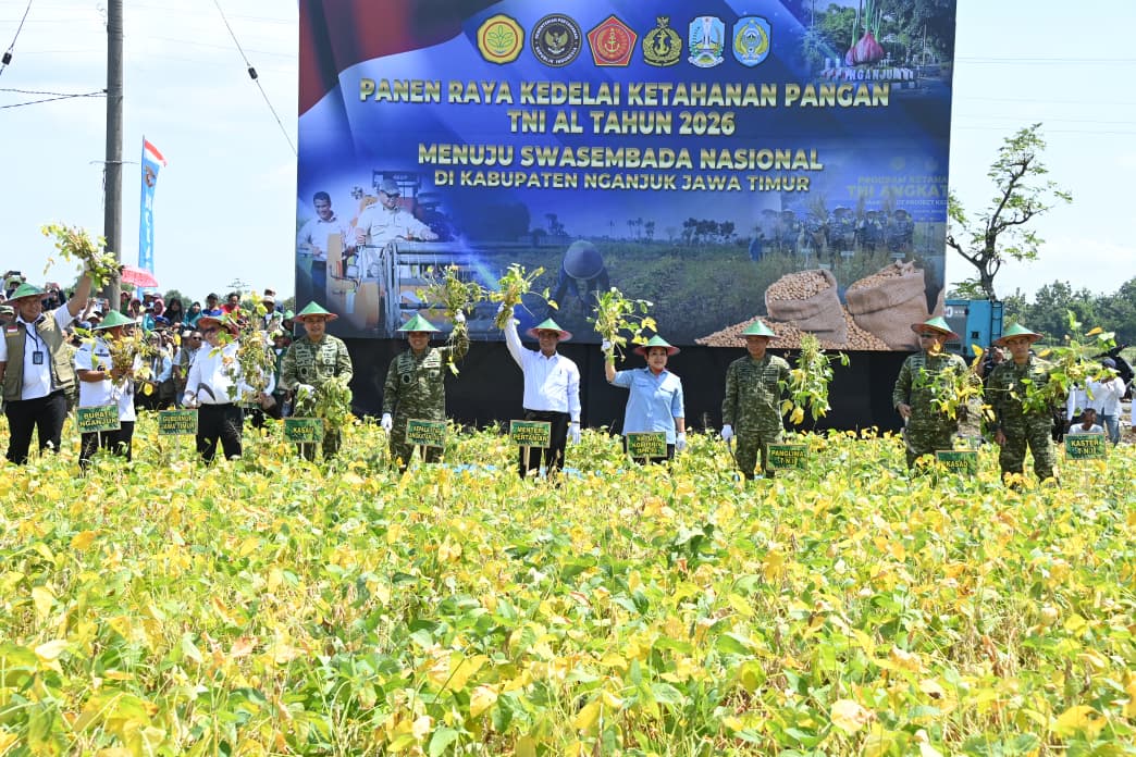 Panglima TNI Bersama Menteri Pertanian Melaksanakan Panen Raya Kedelai Ketahanan Pangan TNI AL di Nganjuk      