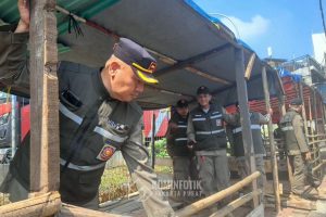 Satpol PP Tertibkan Lapak Kurban di Trotoar