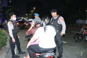 Jaga Rasa Aman Masyarakat, Polres Jakbar Gelar Razia dan Patroli Mobile Hingga Dini Hari