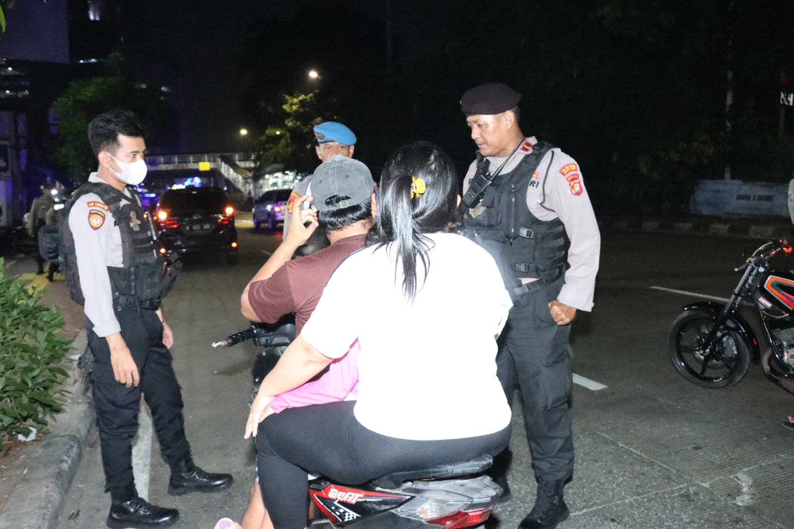 Jaga Rasa Aman Masyarakat, Polres Jakbar Gelar Razia dan Patroli Mobile Hingga Dini Hari