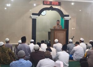 Jumat Keliling Kapolsek Bekasi Barat Sampaikan Pesan Kamtibmas di Masjid Darusallam Kranji