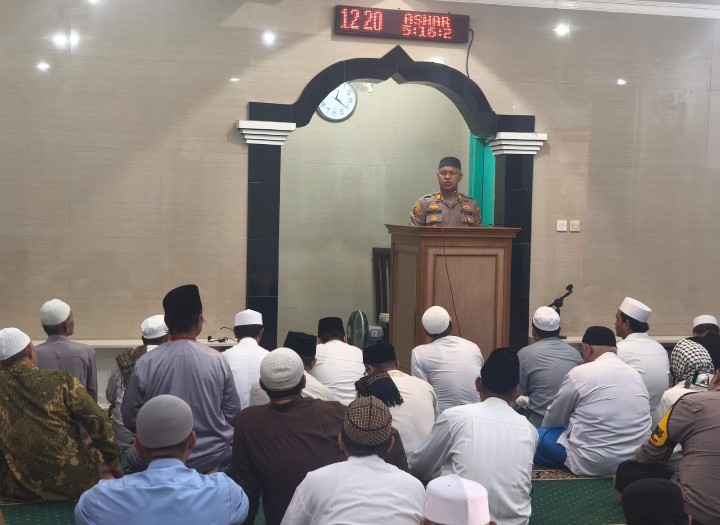 Jumat Keliling Kapolsek Bekasi Barat Sampaikan Pesan Kamtibmas di Masjid Darusallam Kranji