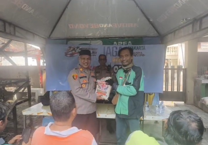 Jaga Jakarta On The Spot : Kapolsek Bekasi Barat Ajak Driver Ojek Online Kranji Jaga Kamtibmas dan Salurkan Bantuan Sembako