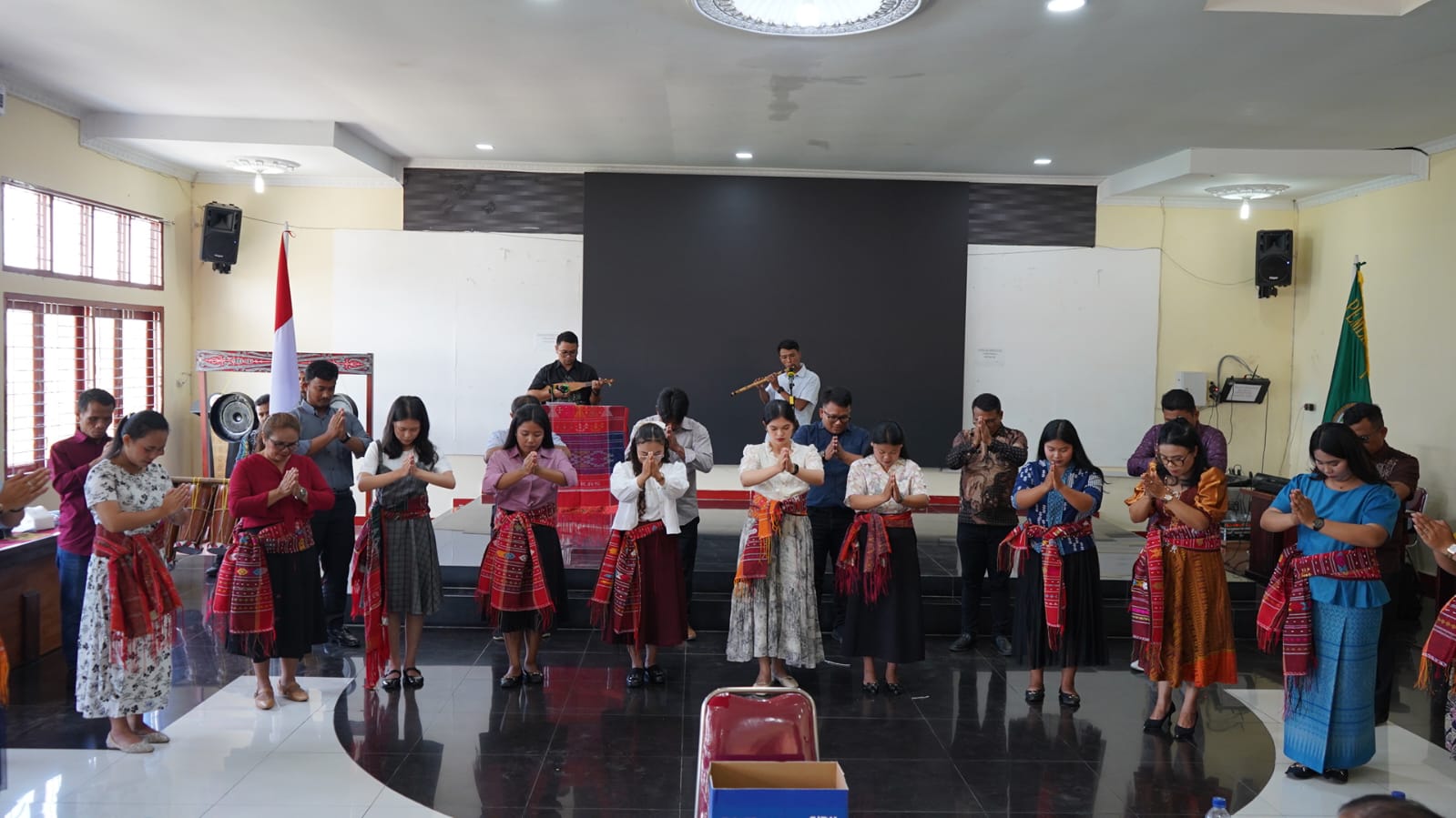 Pemberangkatan Kontingen Pesparawi Sumut Asal Kabupaten Toba ke Pesparawi Nasional XIV di Papua Barat Daya
