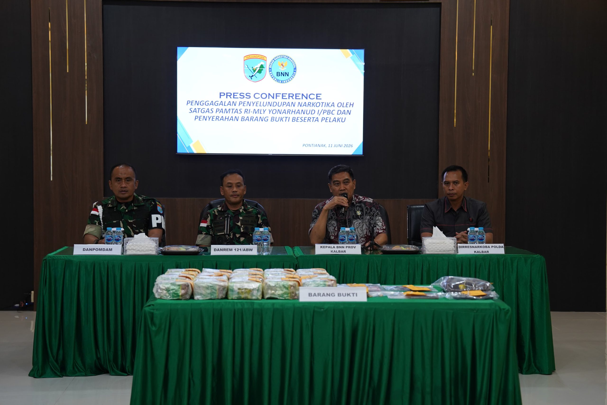 Satgas Pamtas Yonarhanud 1/PBC/1 Kostrad Kembali Ukir Prestasi, Gagalkan Penyelundupan 21,4 Kg Sabu dan Amankan WNA di Entikong      