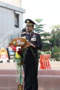 Upacara Hari Bhayangkara ke-80, Polres Metro Jakarta Barat Teguhkan Komitmen “Polri untuk Masyarakat”
