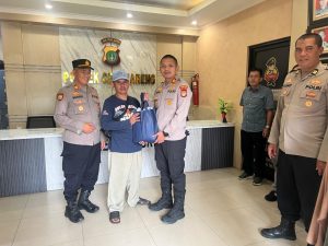 Wujud Kepedulian Polri, Polsek Cengkareng Bagikan Sembako kepada Mitra Kamtibmas