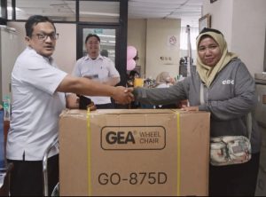 Kasudin Perumahan Jakarta Utara, Ir.Suharyanti, M.T Berikan Kursi Roda Kepada Seorang Warga Semper