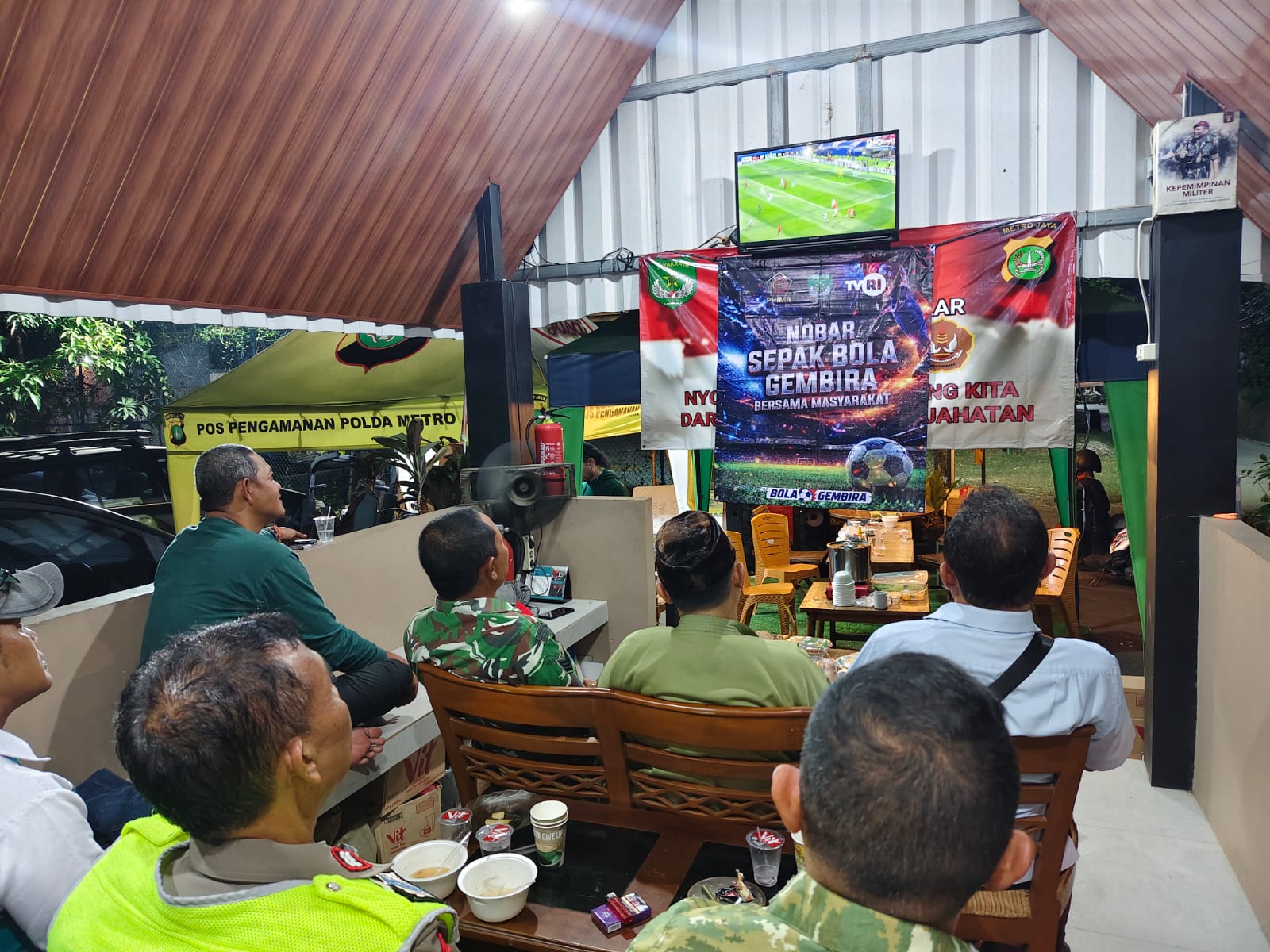 Polsek Bekasi Barat Gelar Nobar Piala Dunia 2026, Pererat Sinergi Bersama TNI dan Pokdar Kamtibmas