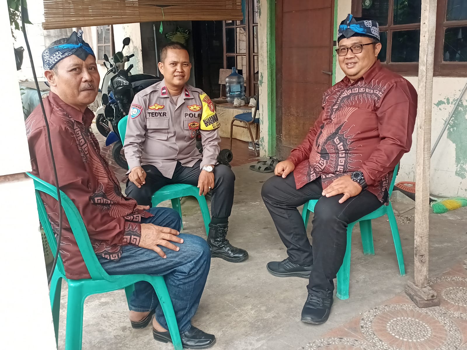 Jaga Jakarta On The Spot Bhabinkamtibmas Bintara Polsek Bekasi Barat Ajak Warga Aktifkan Siskamling untuk Cegah Tawuran