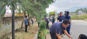 Respon Aduan Warga, Pemkab Toba Bersihkan Drainase di Jalan Liberty Manik Balige