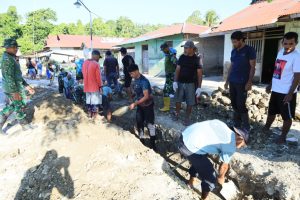 Semangat Kebersamaan Satgas TMMD ke-129 Kodim 1505/Tidore dan Warga Terus Menggelora di Lokasi Pembangunan Drainase      